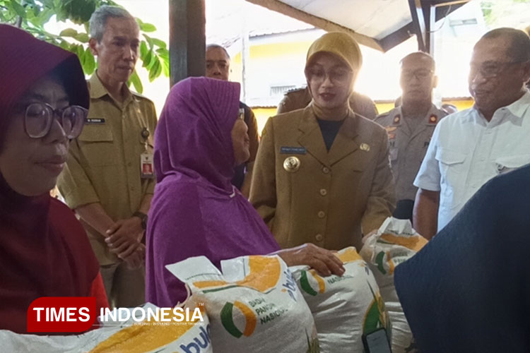 Wali Kota Kediri bersama Pimpinan Perum Bulog Kediri saat tinjau Penyaluran Penyaluran Bantuan Pangan Cadangan Beras Pemerintah (FOTO: Canda Adisurya/TIMES Indonesia)