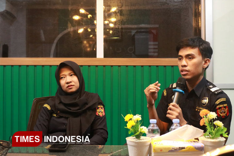 Petugas-dari-Bea-Cukai-Probolinggo-2.jpg