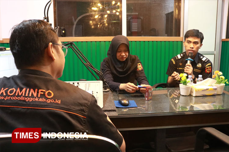 Petugas dari Bea Cukai Probolinggo saat podcast di Radio Bromo FM Kraksaan. (FOTO: Abdul Jalil/TIMES Indonesia)