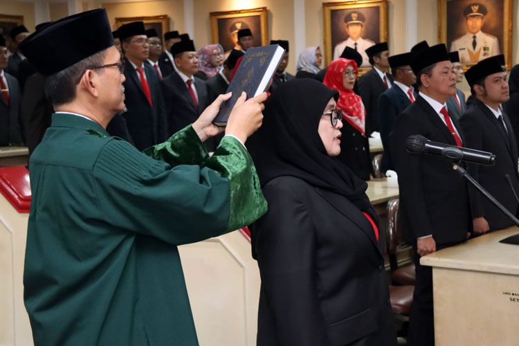 Prosesi pengambilan sumpah jabatan kepada Nur Rochmah, yang dilantik Direktur RSUD Kanjuruhan oleh Bupati Malang, kemarin. (Foto: Prokopim)