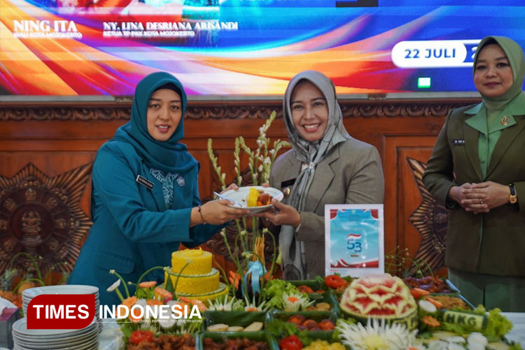 Wali Kota Mojokerto, Ika Puspitasari dalam acara Puncak Peringatan Hari Kesatuan Gerak (HKG) PKK ke-53 yang digelar di Sabha Kridatama Rumah Rakyat, Selasa (22/7/2025) (FOTO: ok. TIMES Indonesia)