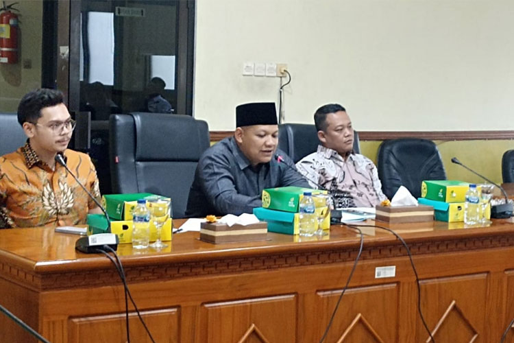 Ketua Komisi A DPRD Sidoarjo H. Rizza Ali Faizin (tengah) saat memimpin hearing di bersama warga di ruang rapat DPRD Sidoarjo (FOTO: Dok. Pribadi)