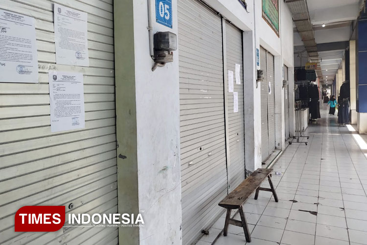 Surat peringatan dari Dinas Perdagangan Kota Madiun dipasang secara masif di kios Pasar Besar Madiun. (Foto: Yupi Apridayani/TIMESIndonesia)