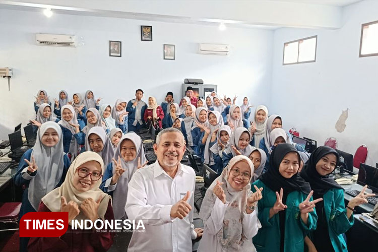 Tim Dosen FKIP Unisma Malang melakukan kegiatan pengabdian kepada masyarakat di SMK Terpadu Al-Islahiyah Singosari. (FOTO: AJP TIMES Indonesia)