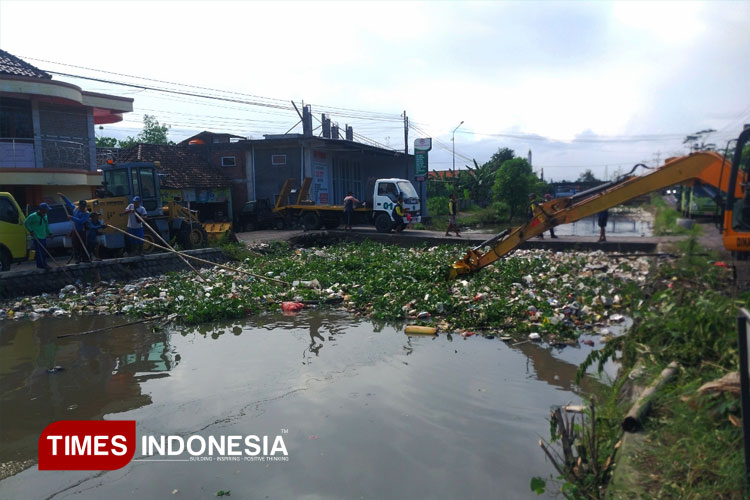 Tim Satgas Pengairan dari Dinas PUBMSDA Sidoarjo saat membersihkan sungai di Kecamatan Taman (FOTO: Syaiful Bahri/TIMES Indonesia)