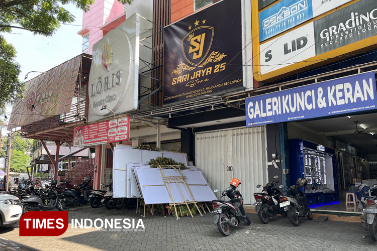 Toko miras Sari Jaya 25 tutup total usai konten promosi King Abdi dikecam dan dipastikan tak memiliki izin. (FOTO: Rizky Kurniawan Pratama/TIMES Indonesia)
