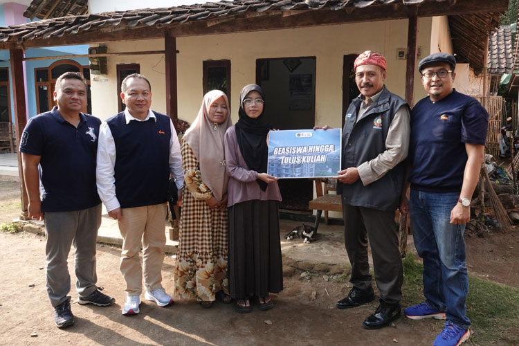 Arini, Anak Guru Madrasah Dapat Beasiswa Penuh Kuliah di FISIP UB