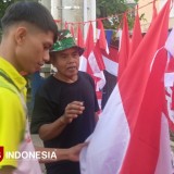 Jadi Sumber Nafkah Musiman, Sepuluh Tahun Pak Nano Mengais Rezeki dari Bendera