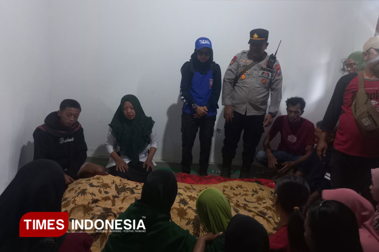 Jasad siswa MTs di Bondowoso yang terseret arus sungai sampean baru saat berada di rumah duka (FOTO: Moh Bahri/TIMES Indonesia)