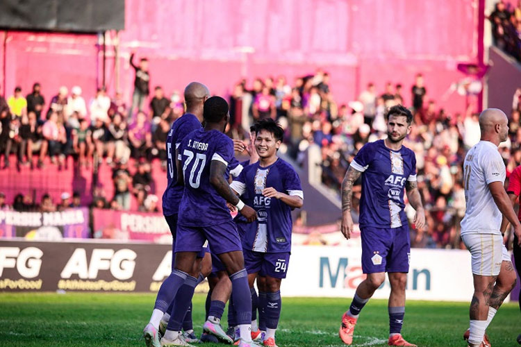 Sejumlah pemain asing baru Persik Kediri saat menghadapi Asia Warriors FC (FOTO: dok Persik)