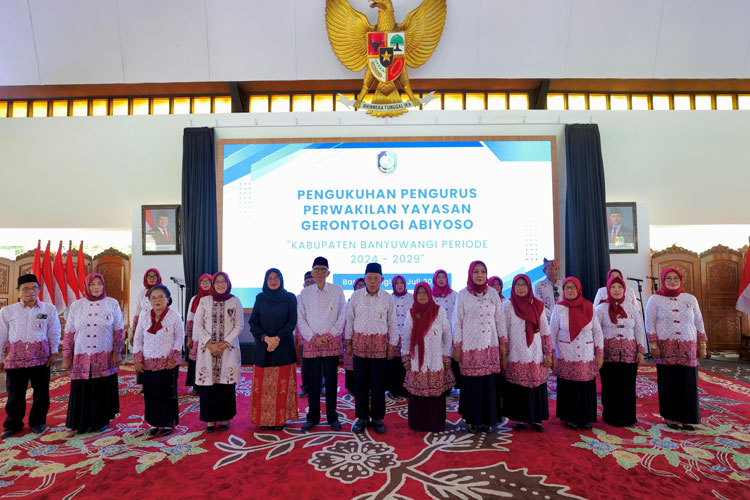Foto bersama usai pengukuhkan pengurus perwakilan Yayasan Gerontologi Abiyoso Banyuwangi periode 2024–2029. (FOTO: Humas Pemkab for TIMES Indonesia)