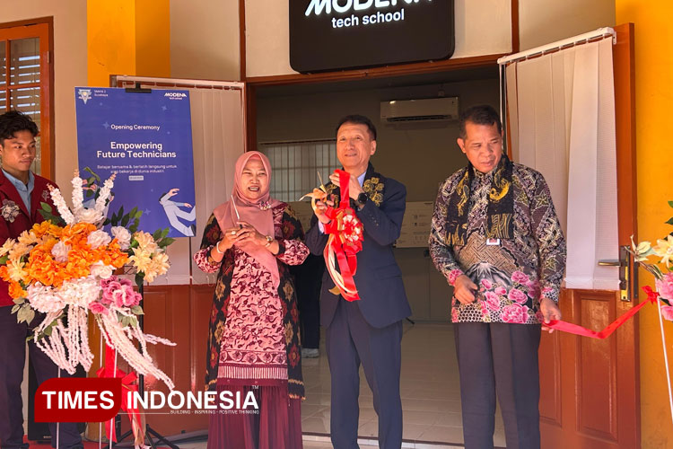 (kiri-kanan) Endang Tri Bawani, Kim Il Dong-Executive Vice President of Operations MODENA dan Plt Kepala Cabang Dinas Pendidikan Wilayah Sidoarjo, Dr Kriswanto saat peresmian MODENA Tech School di SMKN 2 Surabaya, Selasa (22/7/2025). (Foto: