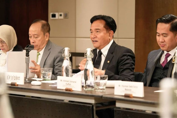 Menko Kumham Imipas RI Yusril Ihza Mahendra (kedua dari kanan) dalam pertemuan bilateral dengan Menteri Kehakiman Filipina Jesus Crispin Remulla di Manila, Filipina, Selasa (22/7/2025). (FOTO: ANTARA/HO-Kemenko Kumham Imipas RI)