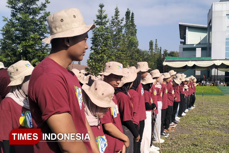 Sejumlah peserta KKN saat mengikuti acara upacara pelepasan di Kampus Universitas, Selasa (22/7/2025) (FOTO: Harniwan Obech/TIMES Indonesia)