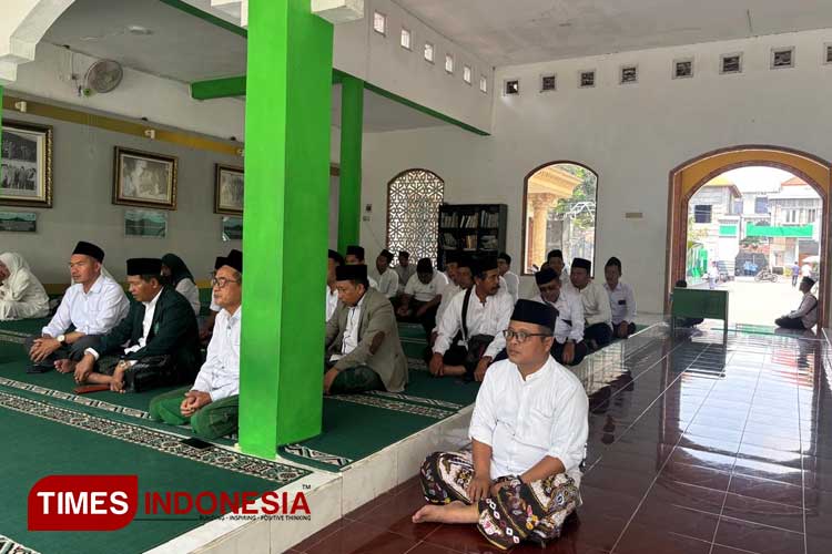 Pengurus PKB Jombang saat ziarah dengan hidmah di Makam KH. Wahab Hasbullah Denanyar, Jombang. (FOTO: Rohmadi/TIMES Indonesia)