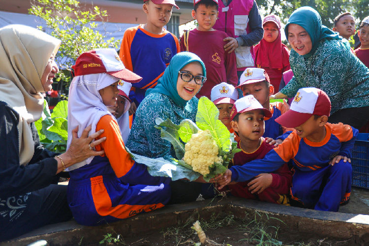Hari Anak Nasional di Surabaya, Siswa TK-SD Diajak Panen Sayur dan Ikan