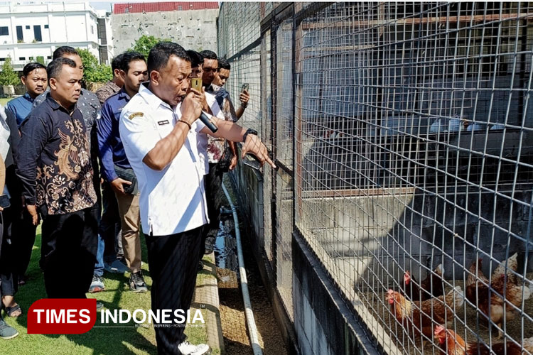 Bupati Sugiri Sancoko saat mengajak pengurus BUMDes se Ponorogo melihat contoh peternakan skala rumahan. (Foto:Marhaban/TIMES Indonesia)