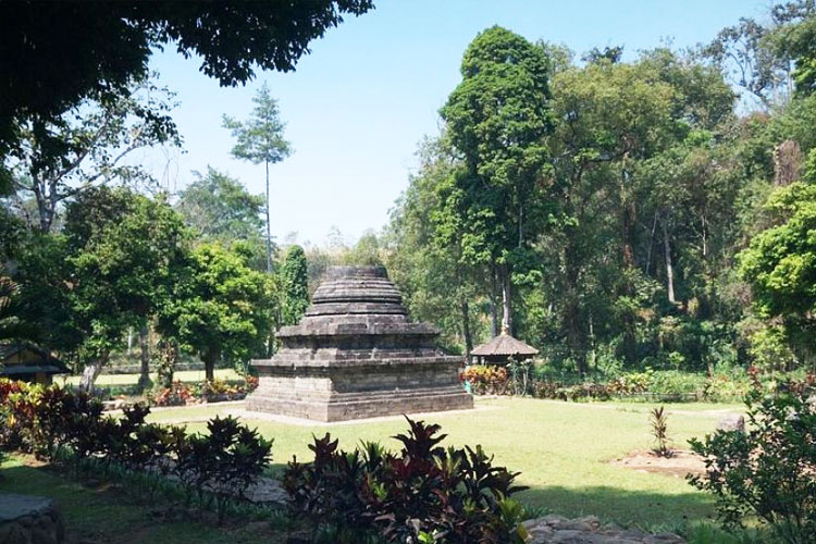 Suasana Candi Sumberawan Yang Sejuk (foto by : Google dan Instagram)