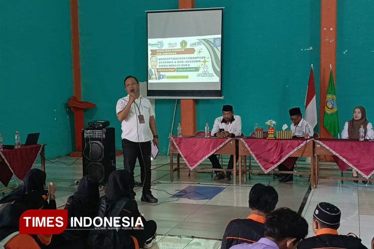 Kepala Disnaker Lamongan, Mokhammad Zamroni saat menyampaikan sosialisasi IDUKA kepada SMK Wahas Glagah, di Aula Serba Guna YPP Wahid Hasyim, Rabu (23/7/2025), Foto : Moch. Nuril Huda/TIMES Indonesia)