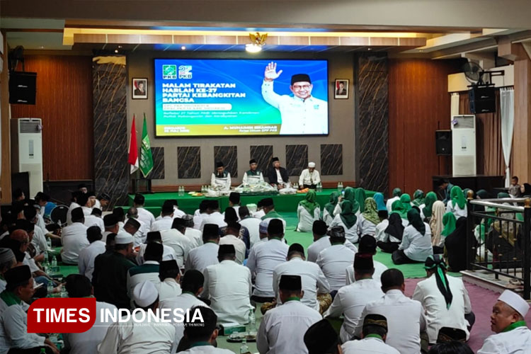Suasana malam tirakatan dalam rangka memperingati Harlah ke-27 PKB yang dihadiri Dewan Syuro DPC PKB Sidoarjo KH Muh Attho'illah. (FOTO: Syaiful Bahri/TIMES Indonesia)