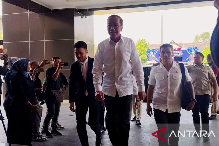 Presiden ke-7 RI Joko Widodo (Jokowi) di Polresta Surakarta di Solo, Jawa Tengah, Rabu (23/7/2025). (FOTO: ANTARA/Aris Wasita)
