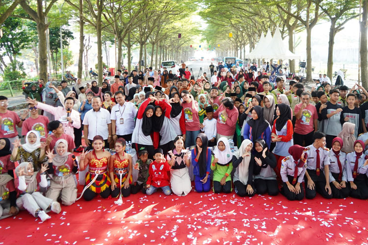 Mbak Chica bersama anak-anak pelajar peringati Hari Anak Nasional yang digelar di simpang lima gumul (Foto/Diskominfo Kabupaten Kediri)