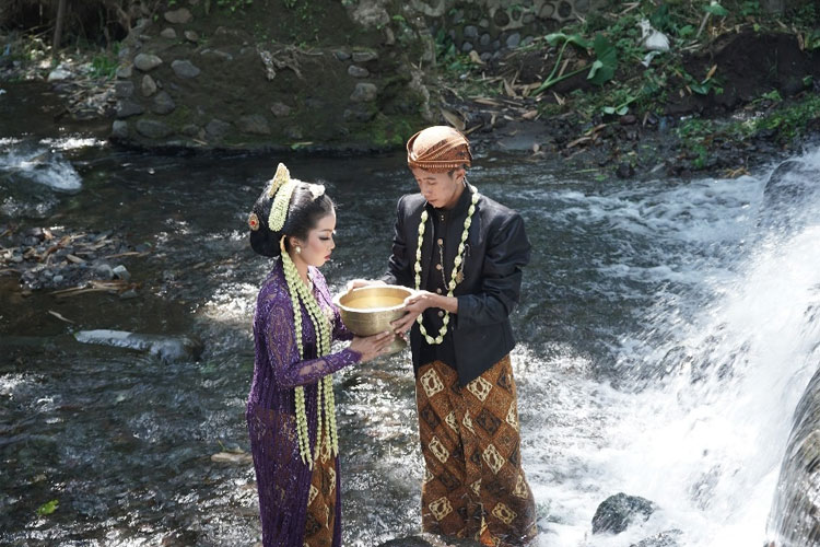 Nyonteng Kolbuk di sumber mata air sebagai salah satu ritual menjaga sumber mata air (FOTO: Kominfo for TIMES Indonesia)