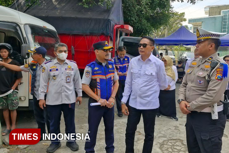 Operasi yang dilakukan kepada kendaraan pengangkut barang di wilayah Kota Malang. (Foto: Rizky Kurniawan Pratama/TIMES Indonesia)