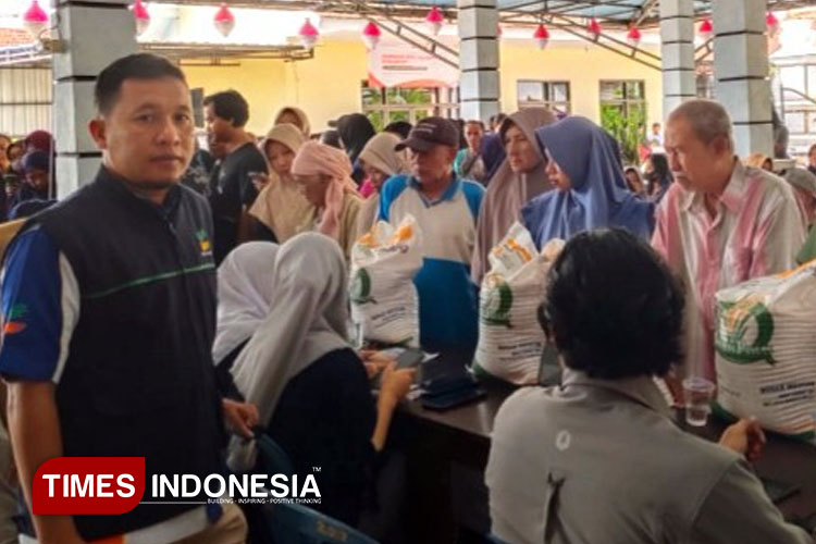 Foto. Penyaluran bantuan beras di Banyuwangi. (Foto: Dok. TIMES Indonesia).