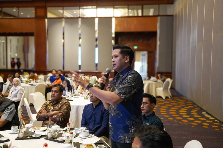 Kepala Seksi Penindakan Keimigrasian Regi Haris Sasongko saat sosialisasi Aplikasi Pelaporan Orang Asing (APOA) bagi para pemilik dan pengelola penginapan di wilayah kerjanya di Hoyel JW Marriot Surabaya.