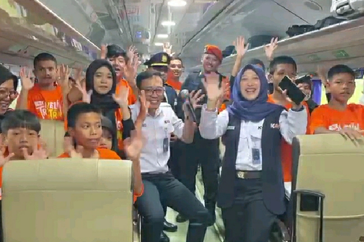 Salah-satu-anak-tengah-membeli-tiket-di-Stasiun-Kediri-b.jpg