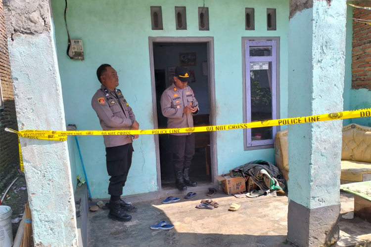 Polisi saat melakukan olah TKP di rumah pasutri yang tewas bersamaan di kamar berbeda. Kasus ini diungkap terjadi pada Selasa (21/7/2025). (Foto: Polres Malang)