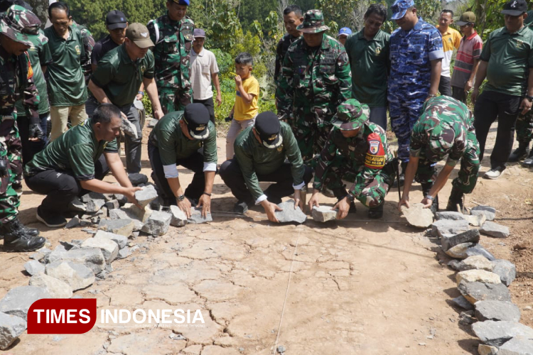Buka Akses Kawasan Terpencil, TMMD ke-125 di Madiun Bangun Jalan Makadam 3,5 Kilometer