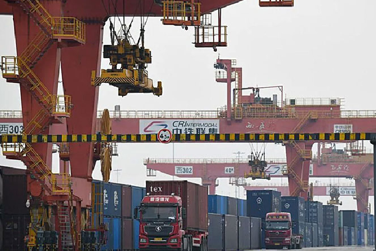 Truk mengangkut kontainer di stasiun pelabuhan internasional Xi'an di Xi'an, ibu kota Provinsi Shaanxi, China barat laut (25/5/2024). (FOTO: ANTARA/Xinhua)