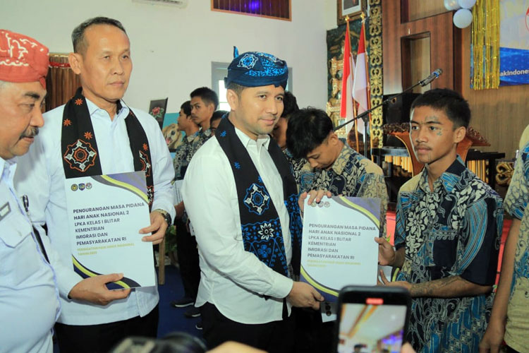 Peringati Hari Anak Nasional, Wakil Gubernur dan Kanwil Ditjenpas Jatim Serahkan Hak Anak Binaan di LPKA Blitar
