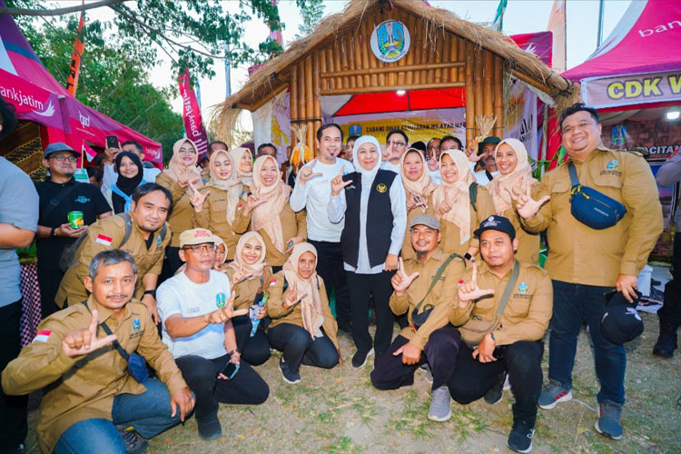 Gubernur Khofifah saat menghadiri acara Sinergi Rimbawan di Wisata Bukit Kayoe Putih, Kabupaten Mojokerto, Selasa (22/7/2025). (FOTO: Dok. Humas Pemprov Jatim)
