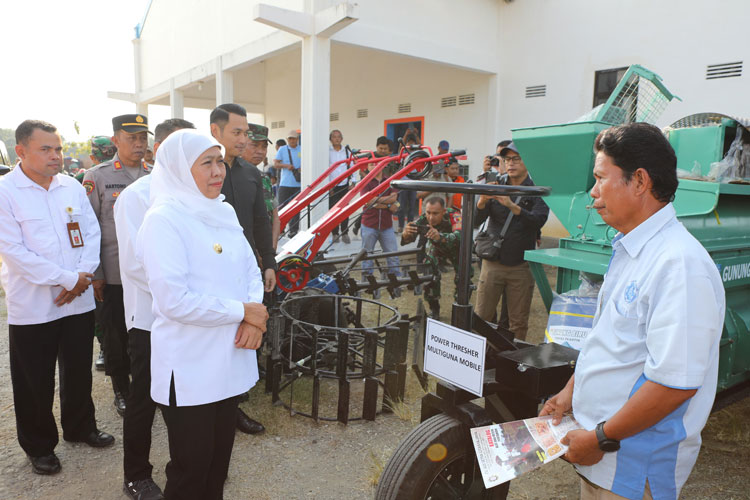 Gubernur Khofifah saat menyerahkan bantuan alsintan di Desa Temandang, Kecamatan Merakurak, Kabupaten Tuban, Senin (21/7/2025). (FOTO: Dok. Humas Pemprov Jatim)