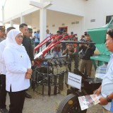 Modernisasi Pertanian, Gubernur Khofifah Serahkan Alsintan ke 15 Gapoktan di Tuban