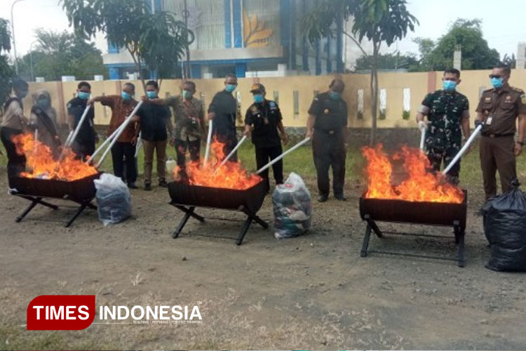 Kejaksaan Negeri Cilacap, memusnahkan barang bukti 154 perkara tindak pidana yang telah berkekuatan hukum tetap selama tahun 2025, Rabu (23/7/2025). (FOTO: Estanto Prima Yuniarto/TIMES Indonesia)