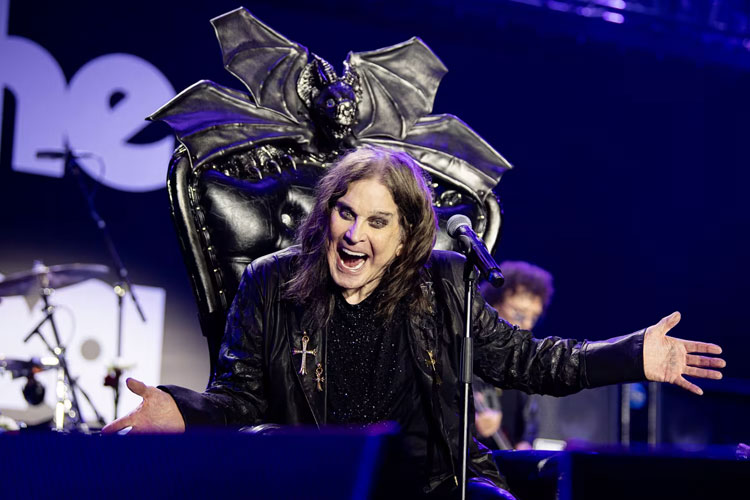 Ozzy Osbourne, vokalis legendaris Black Sabbath dan wajah ikonik heavy metal, meninggal dunia pada usia 76 tahun.