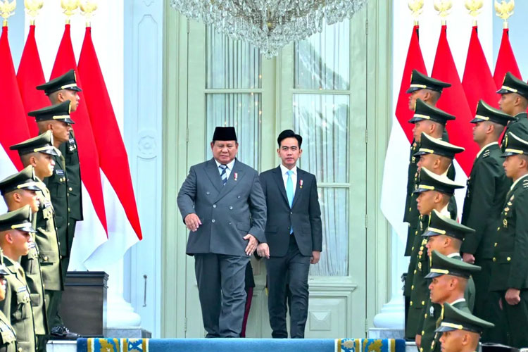Wakil Presiden Gibran Rakabuming mendampingi Presiden Prabowo Subianto di agenda pelantikan perwira remaja TNI dan Polri saat Upacara Prasetya Perwira (Praspa) tahun 2025 di Halaman Depan Istana Merdeka, Jakarta, Rabu (23/7/2025).(Foto: Sekneg RI)
