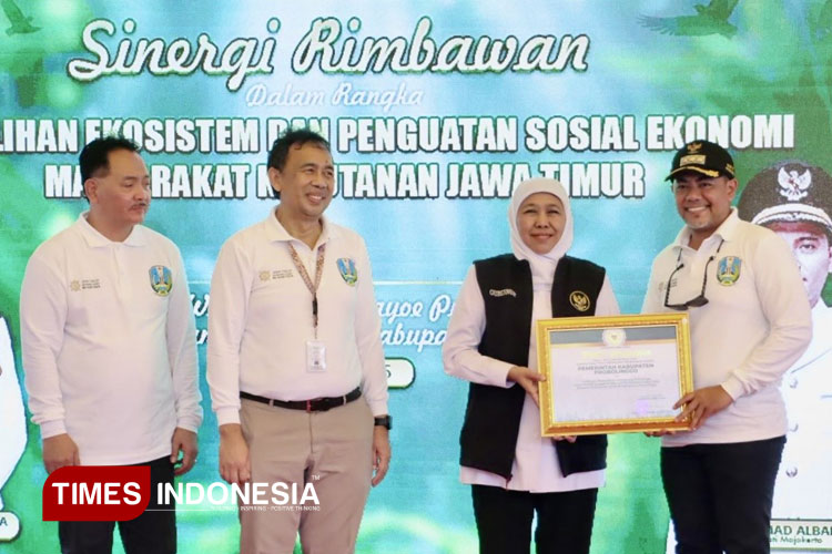 Gubernur Jatim saat memberikan penghargaan pada Bupati Probolinggo. (Foto: Abdul Jalil/TIMES Indonesia)