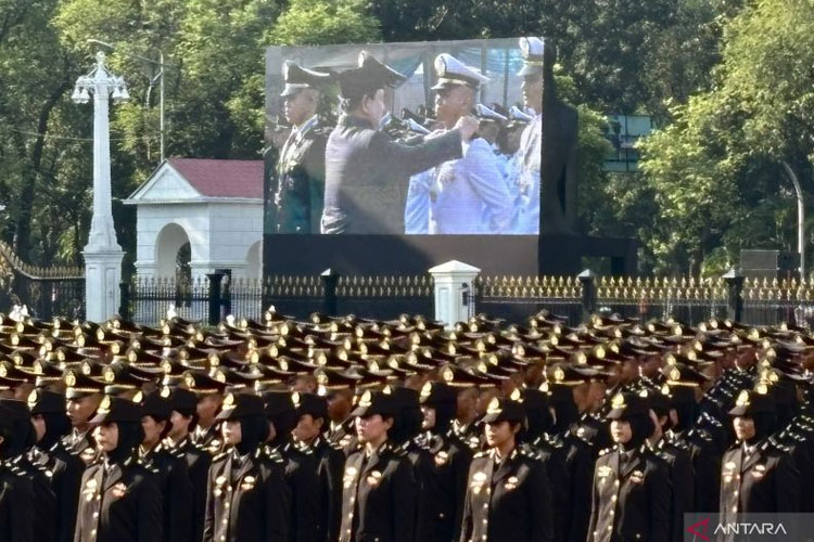 Presiden Prabowo Subianto menyematkan tanda pangkat kepada peraih Adhi Makayasa dari TNI AL saat upacara di pelataran Istana Merdeka, Jakarta, Rabu (23/7/2025), disiarkan langsung dari layar. (FOTO: ANTARA/Genta Tenri)