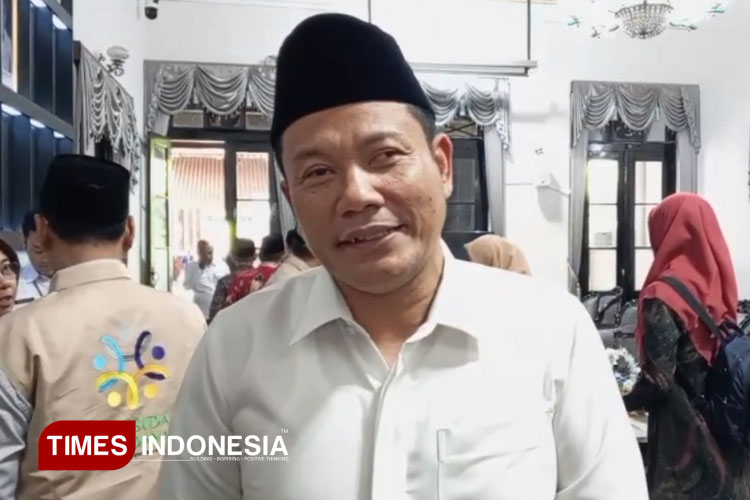 Bupati Sidoarjo Subandi saat diwawancarai awak media usai dua kepala dinas ditetapkan tersangka kasus korupsi Rusunawa Tambaksawah. (Foto: Syaiful Bahri/TIMES Indonesia)