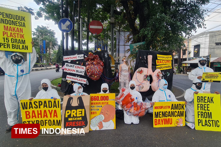 Aksi Peringatan Krisis Kesehatan Akibat Mikroplastik di Malang