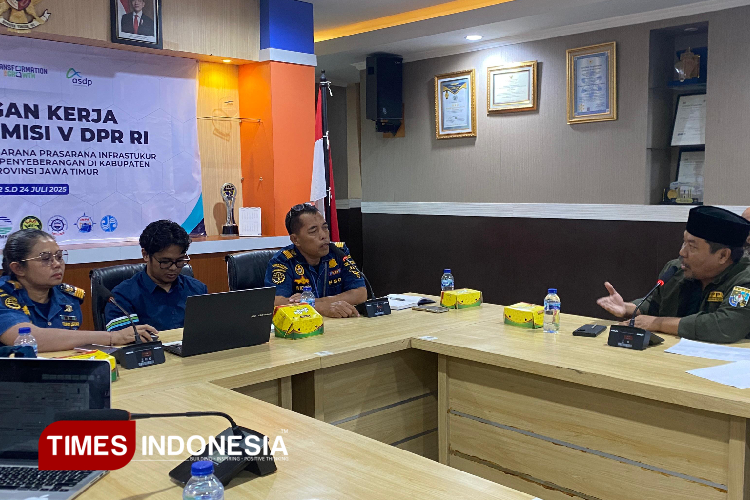 Foto. Pakai songkok, Ketua GM FKPPI Banyuwangi, KH Ir. Achmad Wahyudi, saat audiensi dengan ASDP Banyuwangi. (Foto: Fazar Dimas/TIMES Indonesia)