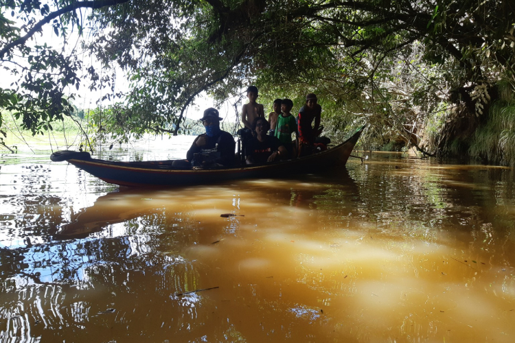 Menjaga habitat hutan desa, warga menyusuri Sungai Belayan (Foto: Bakri for TIMES Indonesia)