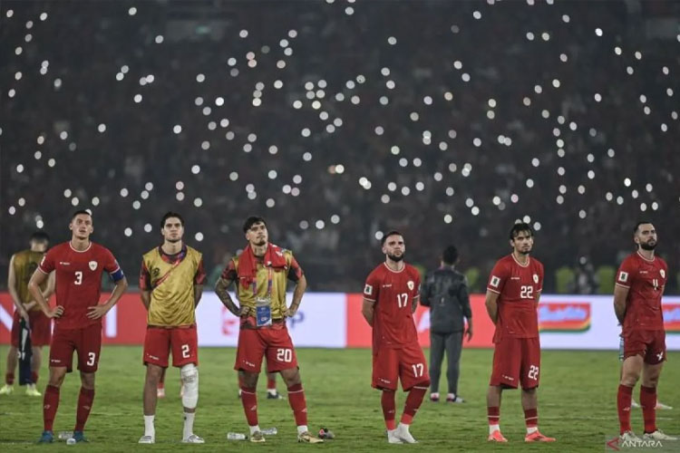 Jay Noah Idzes, Kevin Diks, Shayne Pattynama, Calvin Verdonk, Nathan Tjoe A On dan Jordi Amat usai bertanding melawan Timnas Jepang dalam laga Grup C Babak Ketiga Kualifikasi Piala Dunia 2026 di SUGBK  (FOTO; ANTARA FOTO/Dhemas Reviyanto/nym.)