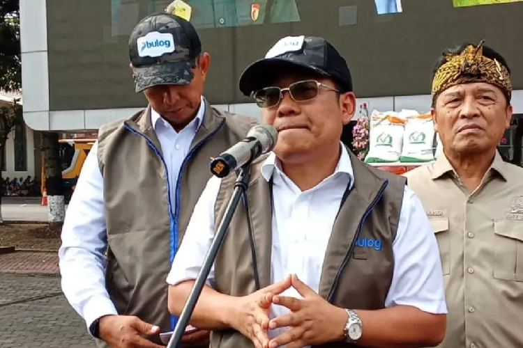 Kepala Badan Pangan Nasional (Bapanas) Arief Prasetyo Adi (tengah) dan Dirut Perum Bulog Ahmad Rizal Ramdhani (kiri) memberikan keterangan di Makodam III Siliwangi Bandung, Kamis (24/7/2025). (FOTO: ANTARA/Ricky Prayoga)