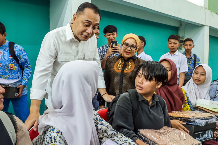 Pemkot Surabaya Bagikan Perlengkapan Sekolah Gratis bagi 6.144 Pelajar SMA/SMK